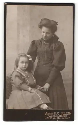 Fotografie H.O. Klein, Lahr i/B., Mutter in schwarzem Kleid mit Tochter
