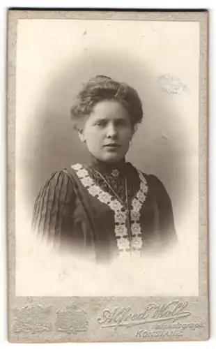 Fotografie Alfred Wolf, Konstanz, Frau mit hochgestecktem Haar mit Enzianhalsbrosche