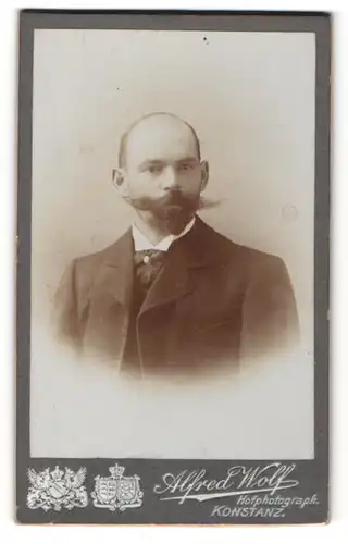 Fotografie Alfred Wolf, Konstanz, Mann mit Halbglatze und grossem Schnurrbart