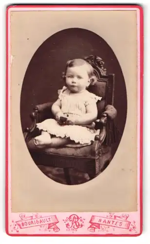 Fotografie Bourigault, Nantes, Kleinkind mit Seitenscheitel auf Stuhl sitzend