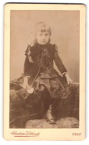 Fotografie Chretien Vittenet, Gray, junges Mädchen mit schwarzem Samtkleid und Stiefeln