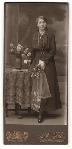 Fotografie William Roth, Berlin-SO, Portrait bürgerliche Dame mit Buch und Blumen an Tisch gelehnt