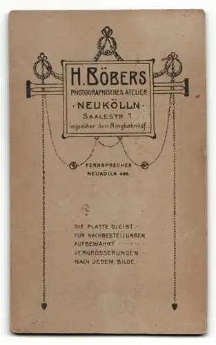 Fotografie H. Böbers, Berlin-Neukölln, Portrait niedliches Kleinkind im weissen Hemd auf Fell sitzend