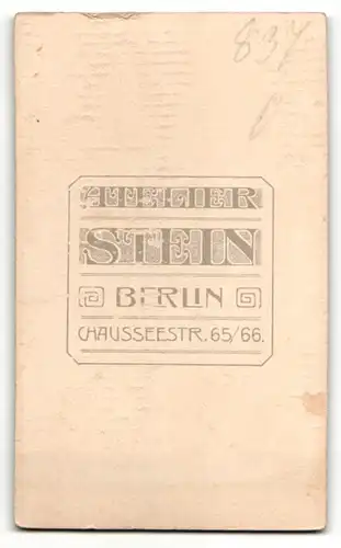 Fotografie Wilhelm Stein, Berlin, Portrait festlich gekleidete Dame an Stuhl gelehnt