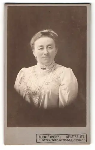 Fotografie Rudolf Knöfel, Neustrelitz, Portrait ältere Dame in hübscher Kleidung mit Kragenbrosche