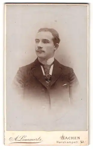 Fotografie A. Lammertz, Aachen, Portrait charmanter Herr im Anzug mit Krawatte
