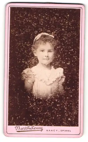 Fotografie Barthélemy, Nancy, Portrait kleines Mädchen im hübschen Kleid mit Kreuzkette