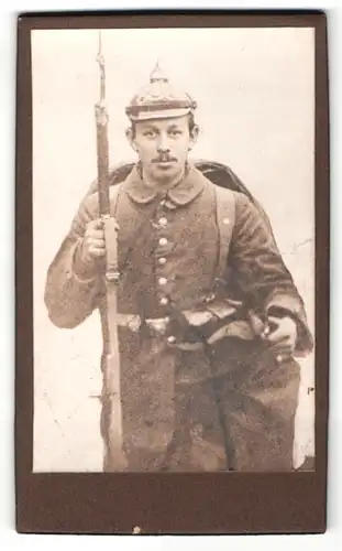 Fotografie unbekannter Fotograf und Ort, Portrait Soldat in interessanter Uniform