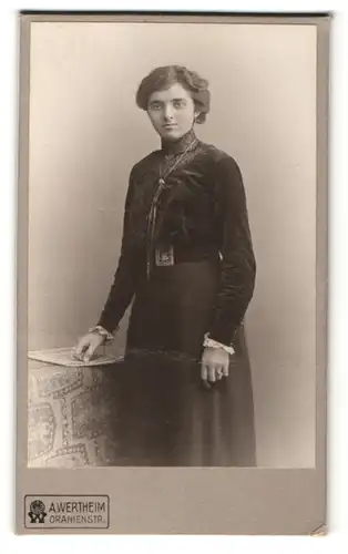 Fotografie A. Wertheim, Berlin, Portrait junge Frau im schwarzen Kleid