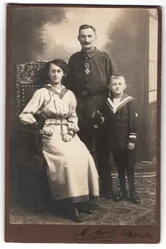 Fotografie M. Appel, Berlin, Portrait Soldat in Uniform mit seiner Familie