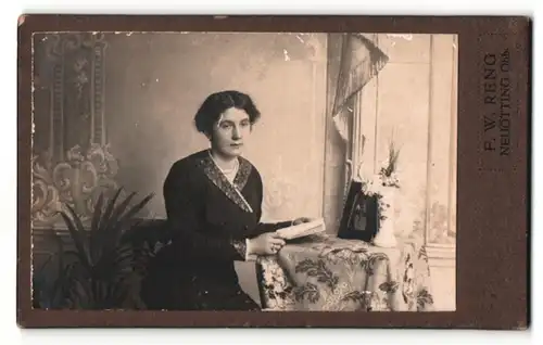Fotografie F. W. Reng, Neuötting, Portrait hübsche Dame im schwarzen Kleid