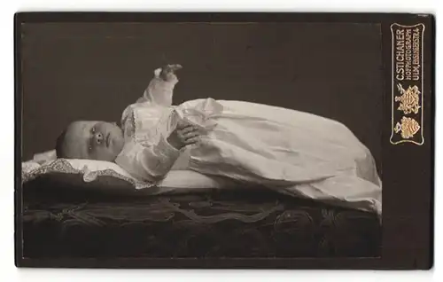 Fotografie C. Stichaner, Ulm, Portrait süsses Kleinkind im weissen Kleidchen