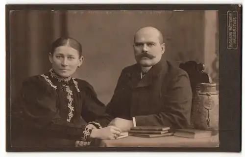 Fotografie Richard Böttcher, Halberstadt, Herr mit kurzen Haaren und Schnauzbart sitzt mit seiner Frau an einem Tisch