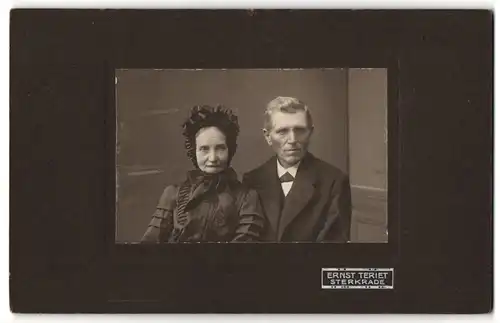 Fotografie Ernst Teriet, Sterkrade, Älter Dame mit schwarzer Haube und dunklem Kleid und Herr mit dunkler FLiege