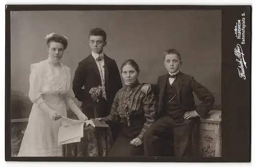Fotografie Friedrich Alfeis, Hildesheim, Mutter mit Tochter in weissem Kleid und Söhnen in dunklen Anzügen
