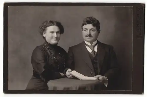 Fotografie G. Held, Schorndorf, Mann mit dunklen Haaren und Schnauzbart und Dame mit lockigen Haaren und Perlenkette