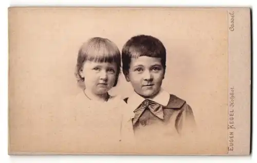 Fotografie Eugen Kegel, Cassel, Portrait zwei bildhübsche Kinder in niedlicher Kleidung