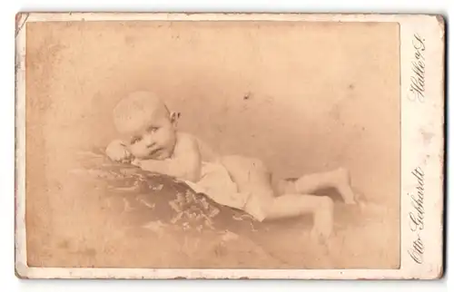 Fotografie Otton Gebhardt, Halle a. S., nacktes süsses Baby auf einem Fell liegend