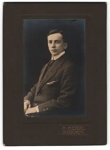 Fotografie H. Mende, Remscheid, Portrait sitzender Herr im Anzug mit Krawatte und Einstecktuch