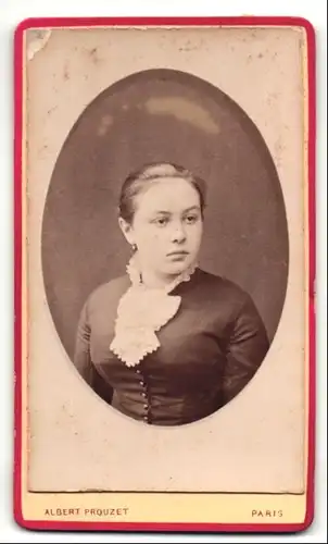 Fotografie Albert Prouzet, Paris, Portrait junge Dame mit zurückgebundenem Haar