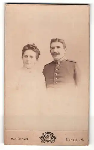 Fotografie Max Fischer, Berlin-N, Portrait Soldat in Uniform mit seiner Frau
