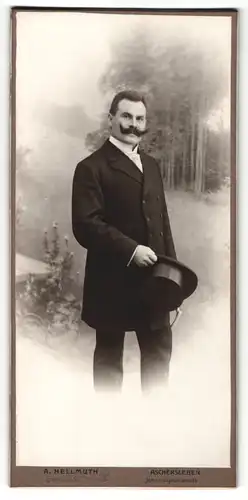 Fotografie A. Hellmuth, Ascherlsleben, Portrait elegant gekleideter Herr mit Schnauzbart und Hut