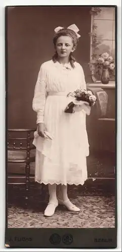 Fotografie J. Fuchs G. m. b. H., Berlin, Portrait junge Dame im weissen Kleid mit Blumen und Handschuhen