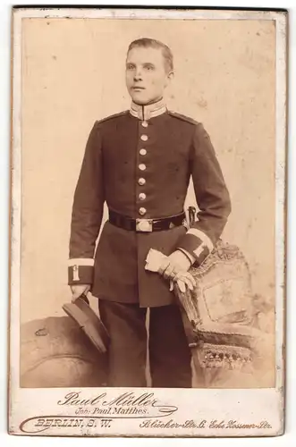 Fotografie Paul Müller, Berlin-SW, Portrait Soldat in Uniform mit Schirmmütze und Handschuhen