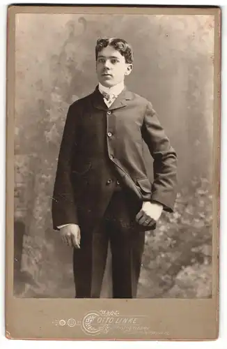 Fotografie Otto Linke, Milwaukee, Portrait junger Herr in zeitgenössischer Kleidung