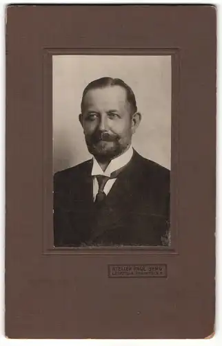 Fotografie Paul Berg, Leipzig-A, Portrait stattlicher Herr im Anzug mit Krawatte und Vollbart