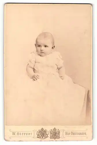 Fotografie W. Höffert, Dresden, Baby in weissem Kleidchen mit verzierten Ärmeln