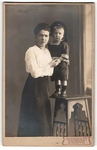 Fotografie Samson & Co., Wiesbaden, Portrait bürgerliche Dame und kleiner Jungen im Matrosenanzug mit Mützenband