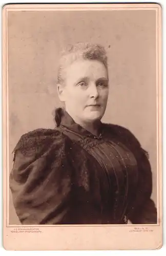 Fotografie J. C. Schaarwächter, Berlin-W, Portrait bürgerliche Dame im schwarzen Kleid mit Puffärmeln