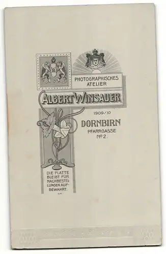 Fotografie A. Winsauer, Dornbirn, Portrait bürgerliches Paar in hübscher Kleidung mit Ansteckblumen