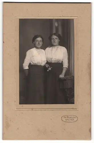 Fotografie Fr. Mühlich, Bretten, Portrait zwei junge Damen in hübscher Kleidung mit Blume