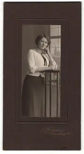 Fotografie L. Frohwein, Strassburg i / E., Portrait hübsche Dame in modischer Bluse an Tisch gelehnt