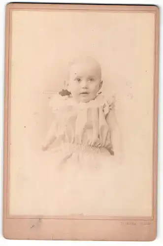 Fotografie Theodor Prümm, Berlin, Portrait niedliches Baby im hübschen Kleidchen