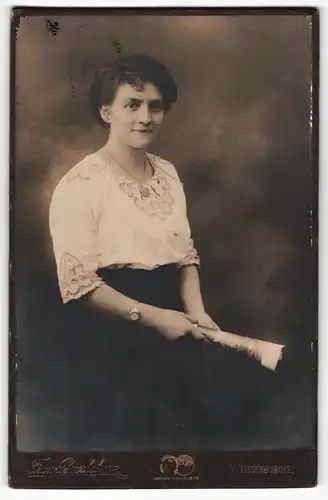 Fotografie Franz Buecheler, Weissenburg i / E., Portrait junge Dame in hübscher Kleidung mit Medaillon