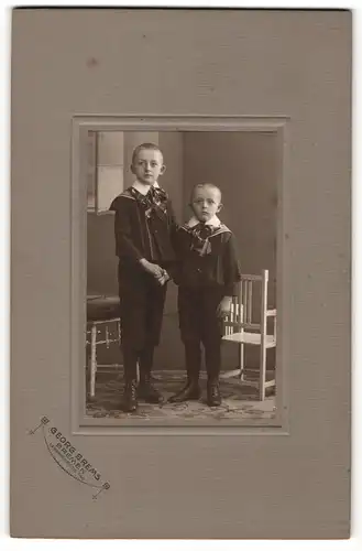 Fotografie Georg Brems, Bremen, Portrait zwei kleine Junge in Matrosenanzügen halten sich an der Hand