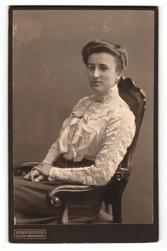 Fotografie Atelier Wertheim, Berlin, Portrait sitzende Dame in hübscher Bluse mit Schleife