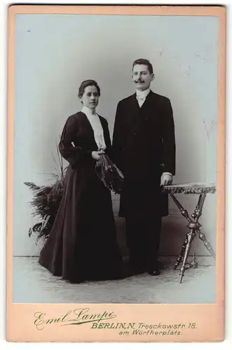 Fotografie Emil Lampe, Berlin-N, Portrait hübsches Paar in eleganter Kleidung mit Fächer