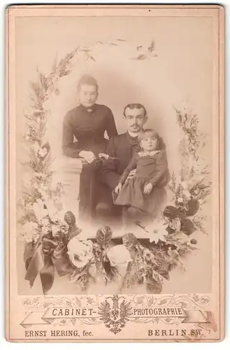 Fotografie Ernst Hering, Berlin-SW, Portrait hübsches Paar mit kleiner Tochter in zeitgenössischer Kleidung