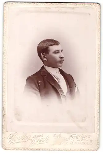 Fotografie Young and Carl, Cincinnati, O., Portrait junger Herr im Anzug mit Krawatte und Schnurrbart