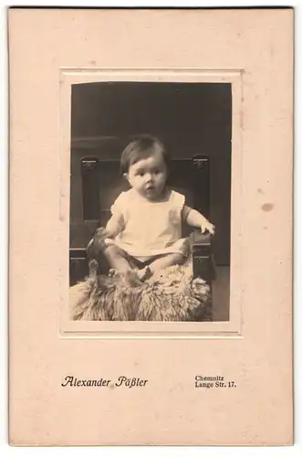 Fotografie Alexander Pässler, Chemnitz, Portrait niedliches Kleinkind im weissen Hemd auf Fell sitzend