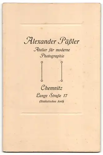 Fotografie Alexander Pässler, Chemnitz, Portrait niedliches Kleinkind im weissen Hemd auf Fell sitzend