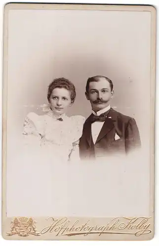 Fotografie J. F. Kolby, Zwickau i / S., Portrait hübsches Paar in eleganter Kleidung