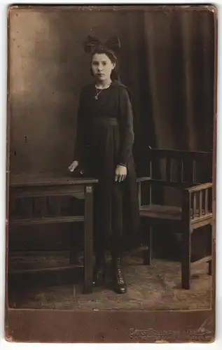 Fotografie Ernst Pollmann, Hüls, Portrait junges Mädchen im schwarzen Kleid mit Haarschleife und Buch