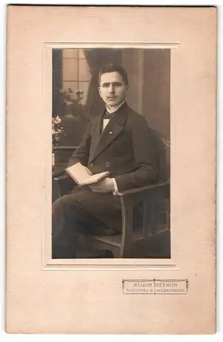 Fotografie Alwin Dietrich, Glauchau, Portrait sitzender Herr im eleganten Anzug mit Buch