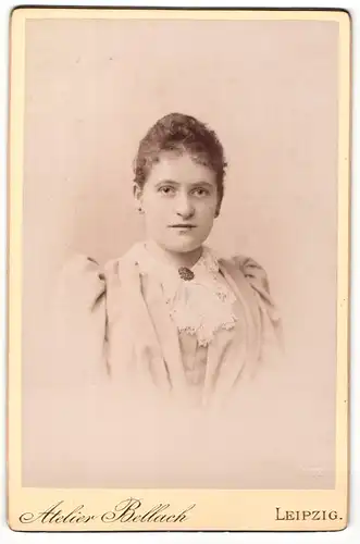 Fotografie Carl Bellach, Leipzig, Portrait hübsche Dame mit zurückgebundenem Haar