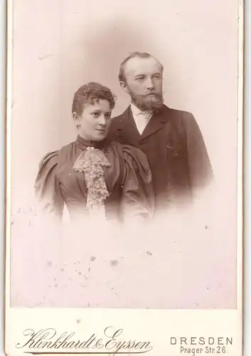 Fotografie Klinkhardt & Eyssen, Dresden, Portrait bürgerliches Paar in zeitgenössischer Kleidung